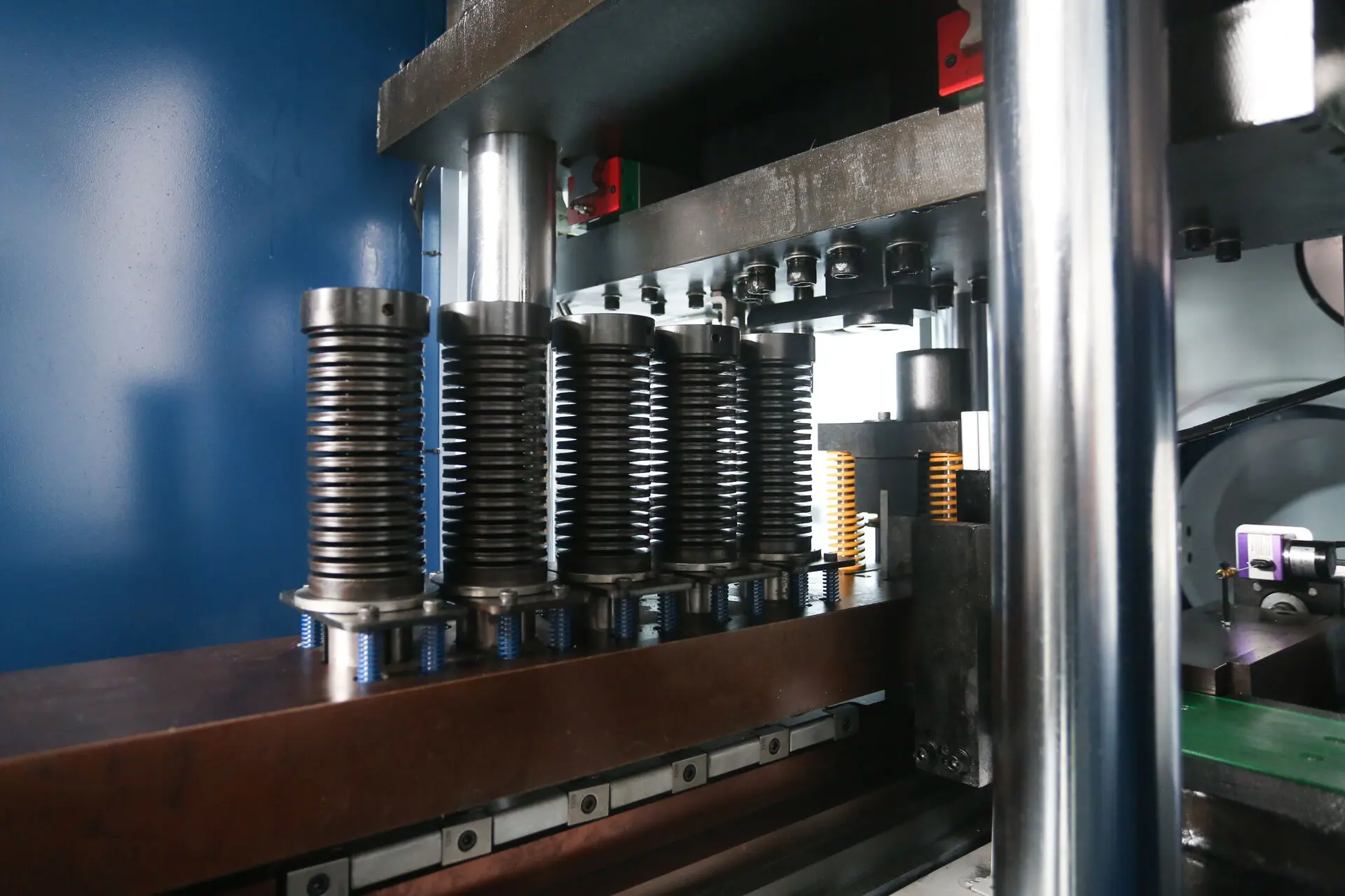 EMAC-BP-40 CNC busbar punching and shearing machine — detail 2
