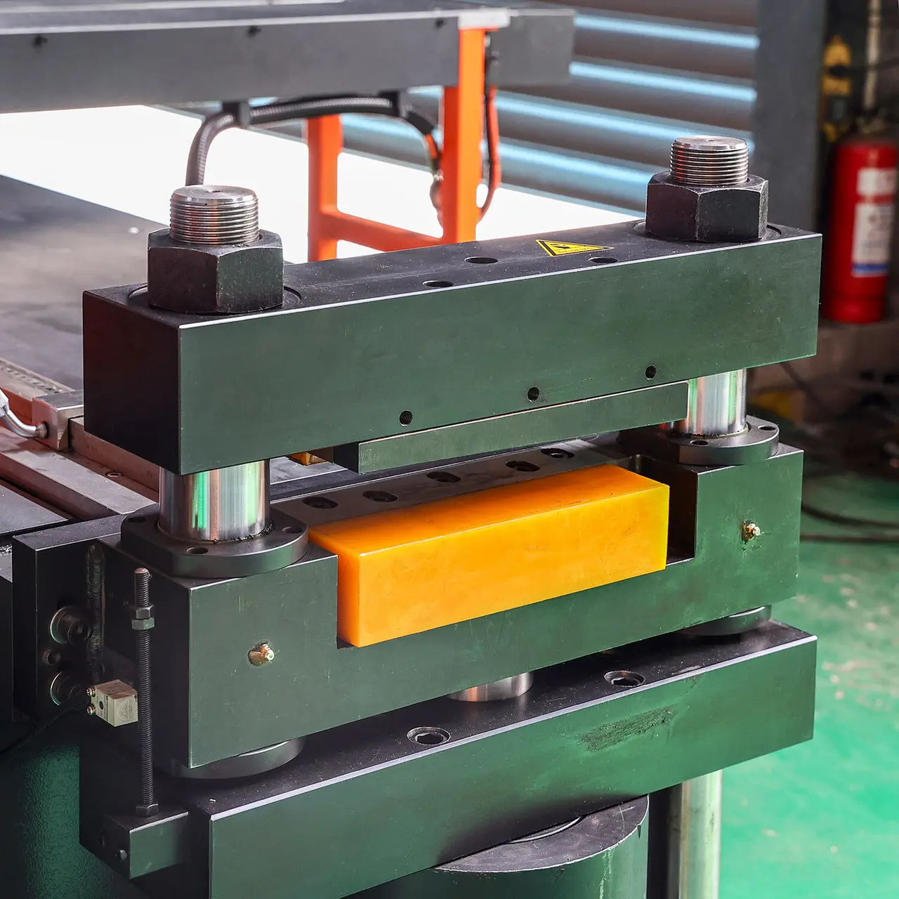 SMART-303CNC-S all-in-one busbar processing machine — detail 1